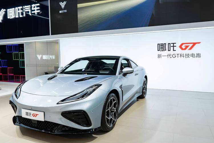 深圳29哪吒汽车在智能汽车领域的表现，领途汽车在新能源汽车市场中的影响力